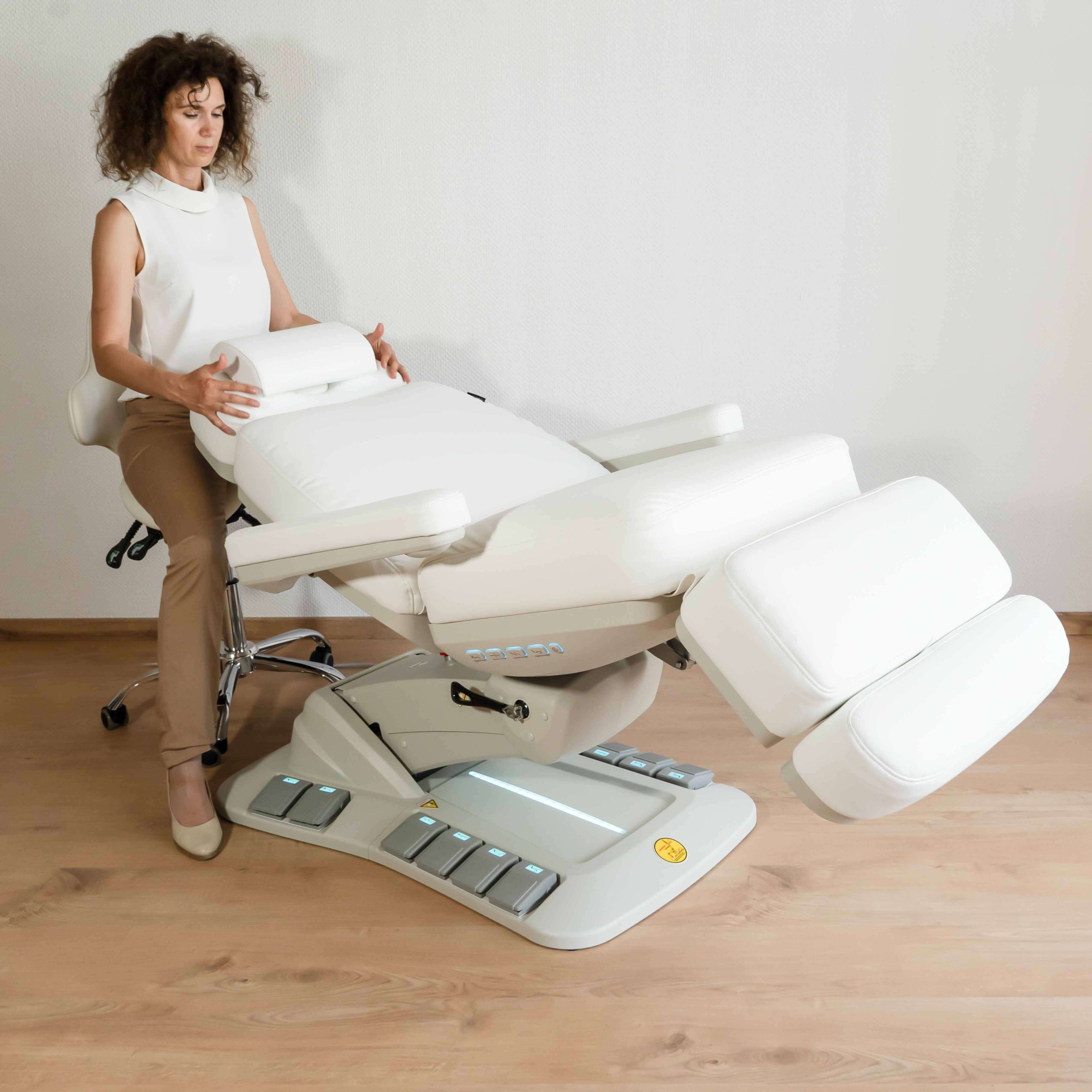 Behandlungsliege Premium Callao PRO 4 Motoren mit Sitzheizung & Memory Funktion – Bild 5